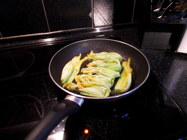 zucchinibl&uuml;ten braten