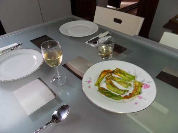 zucchinibl&uuml;ten serviert 